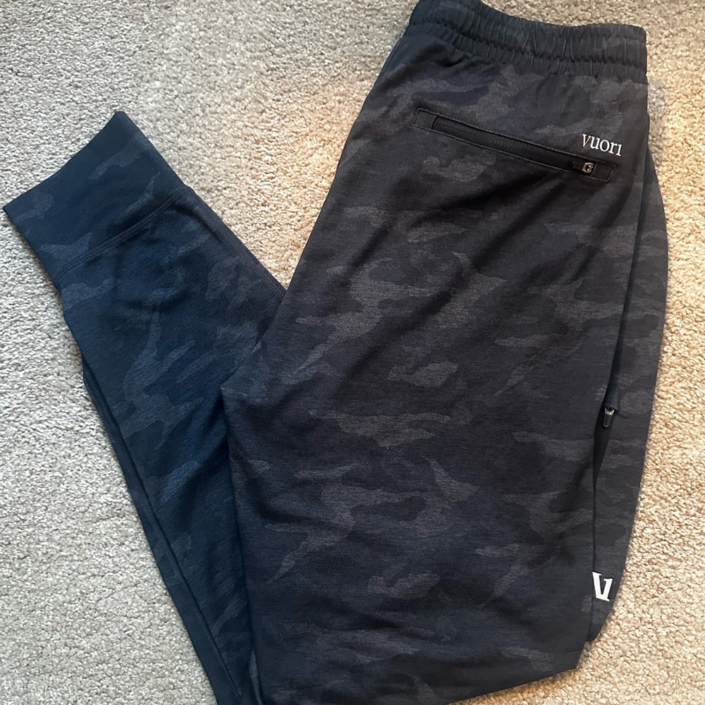 Vuori Men's Black Camo Sunday Performance Joggers